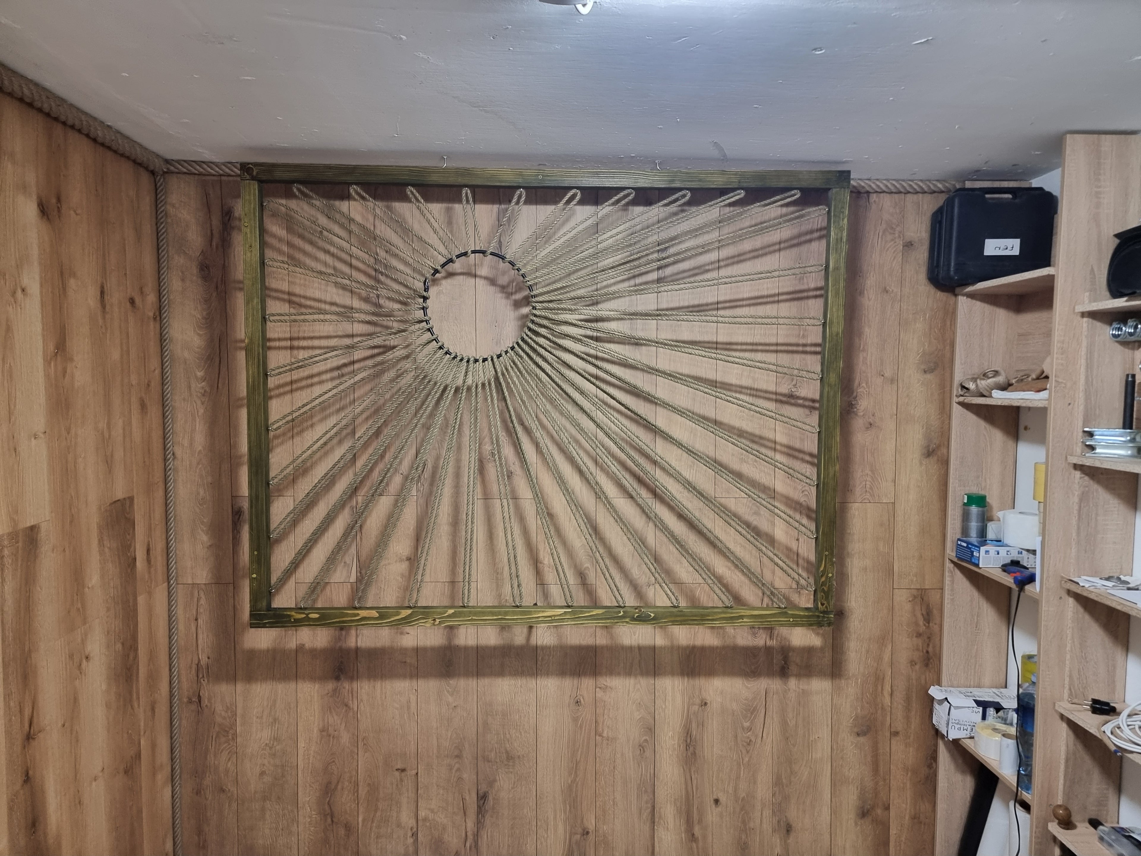 Zidna dekoracija — pleteni panel od kanapa, geometrijski dizajn